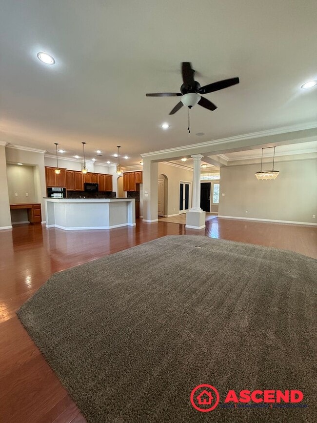 Building Photo - ** Move In Special! **Charming Home in Olive Dr Area!