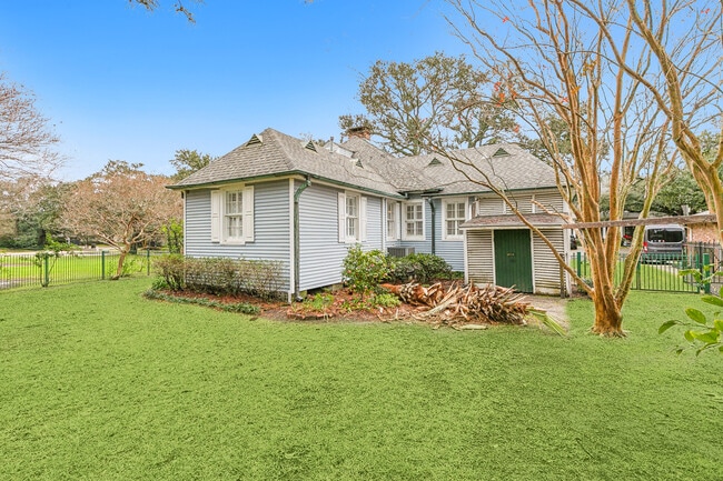 Building Photo - 523 Turquoise St