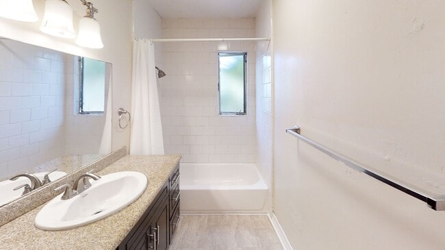 Building Photo - 5BD/2BA on Montezuma with Parking!!