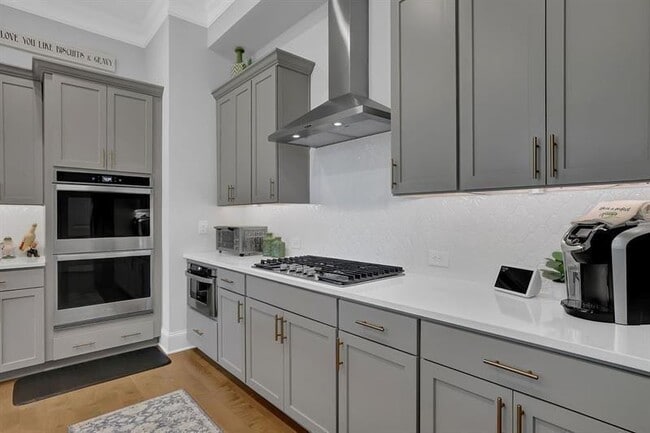 Building Photo - 144 Village Green Ave