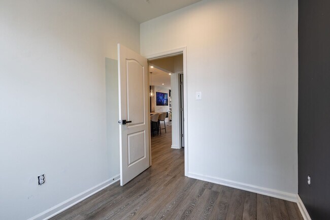 Building Photo - Stunning 3 BR/2 Full BA & 2 Half BA Townho...