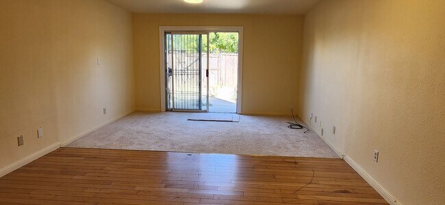 Building Photo - 2 bedroom 2 bath townhome close by Richmond BART available now