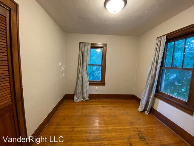 Building Photo - 3 br, 1.5 bath House - 2107 S Grange Ave