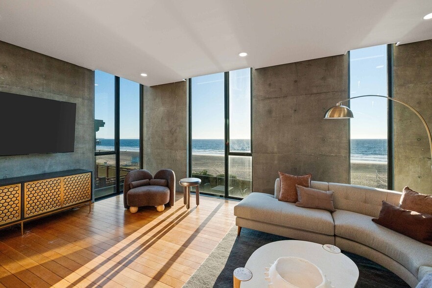 Building Photo - 1812 The Strand