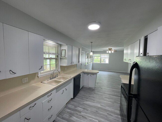 Building Photo - Beautiful 3 bedroom 1.5 bath waiting for you to call home .