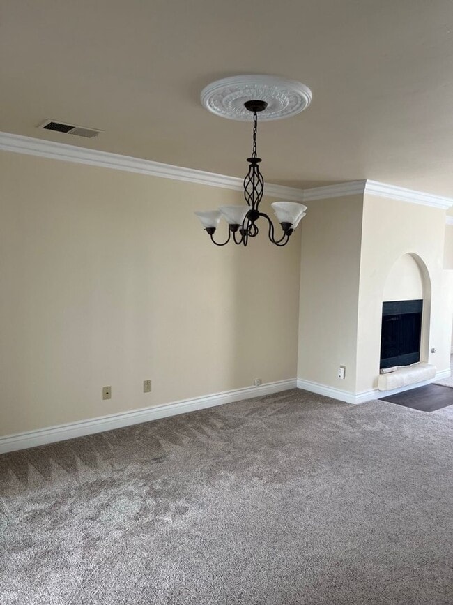 Building Photo - Meticulously maintained condo - 2 main bed...