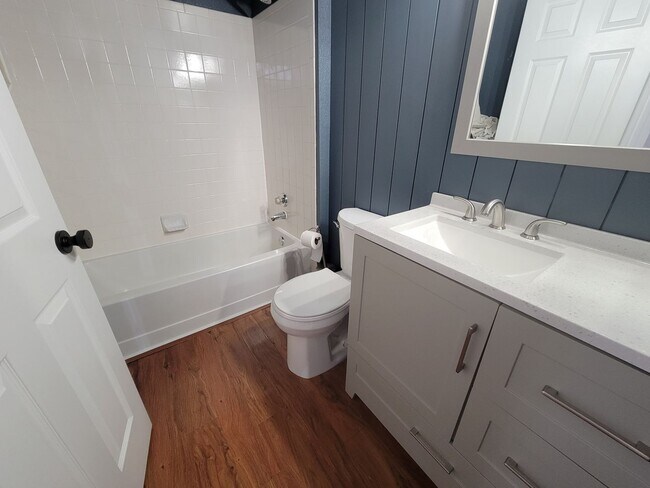 Building Photo - Fabulous Remodeled 2 bedroom , 2 bath Remo...