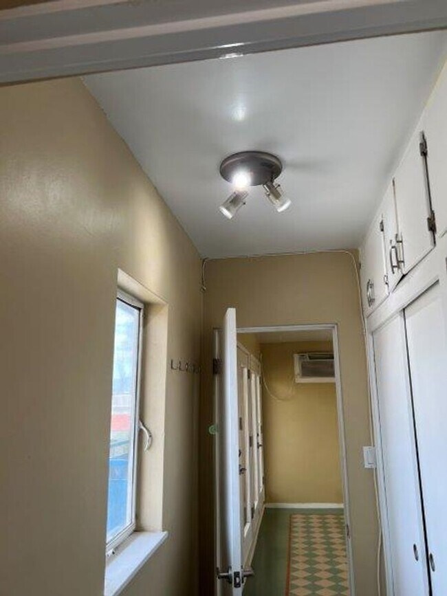 Building Photo - 2583 N Palm Canyon Dr