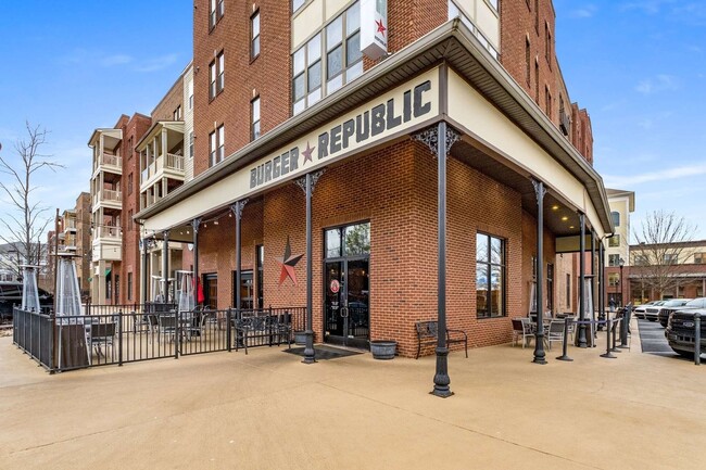 Building Photo - Beautifully maintained 3-bedroom, 2-bath townhome in Nashville’s highly desirable Lennox Village