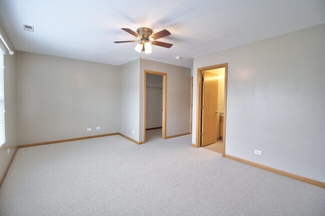 Building Photo - 1925 Crestview Cir