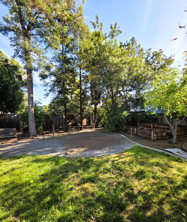 Building Photo - *MOVE IN SPECIAL* Single Story Pleasant Hi...