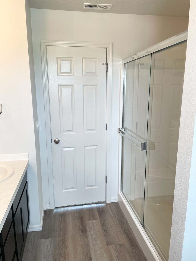 Building Photo - "Charming 3-Bed Oasis on East Drouillard Street with 2.5 Baths and 1470 Sq Ft in Nampa!"