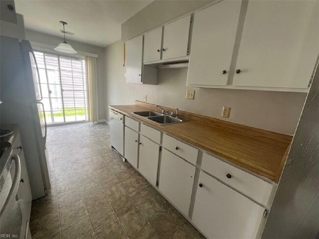 Building Photo - 4005 Rainbow Dr