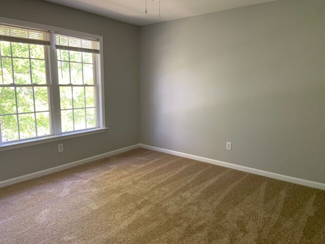 Building Photo - Renovated 3 Bedroom Off Groometown Road