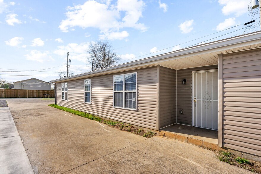 Building Photo - 209 Lexington Dr