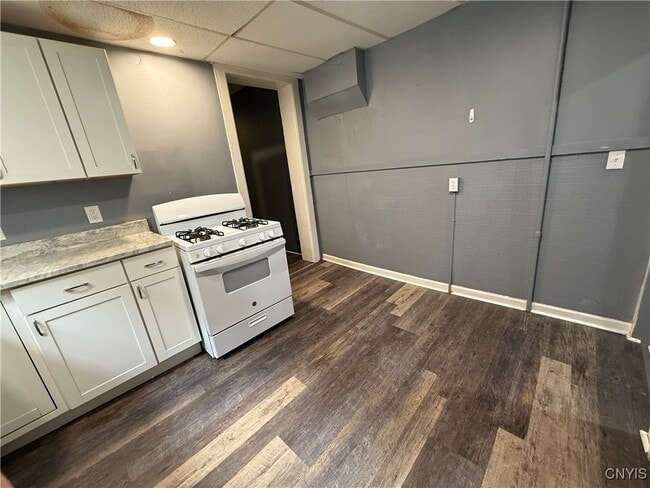 Building Photo - 221.5 Lakeview Ave