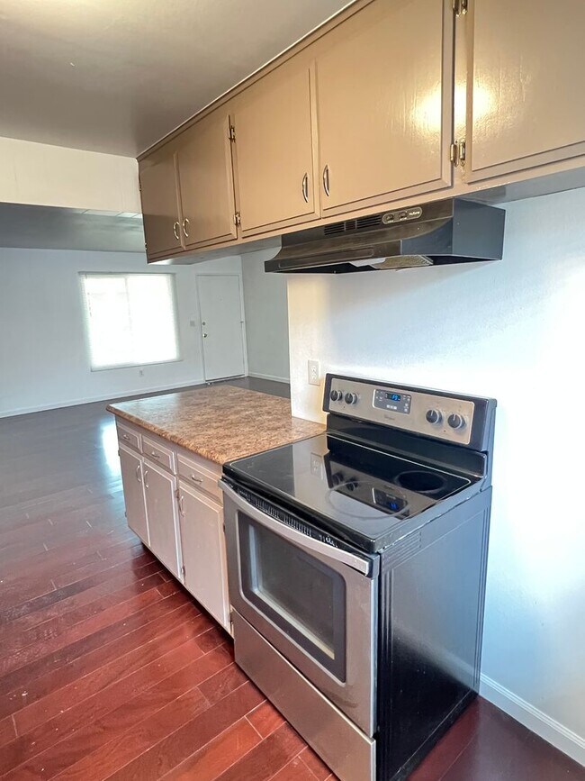 Building Photo - 4130 Hathaway Ave