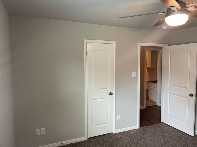 Building Photo - 4 BEDROOM NEAR STILLHOUSE HOLLOW LAKE