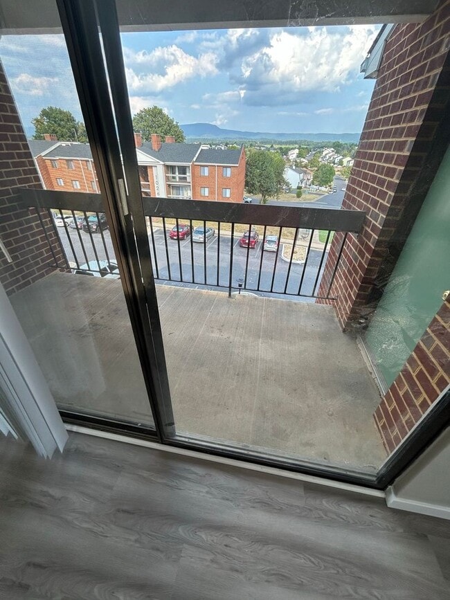 Building Photo - Spacious Top Floor 3-Bedroom, 2-Bath Remod...