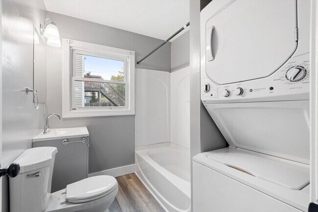 Building Photo - 2407 Buchanan St NE