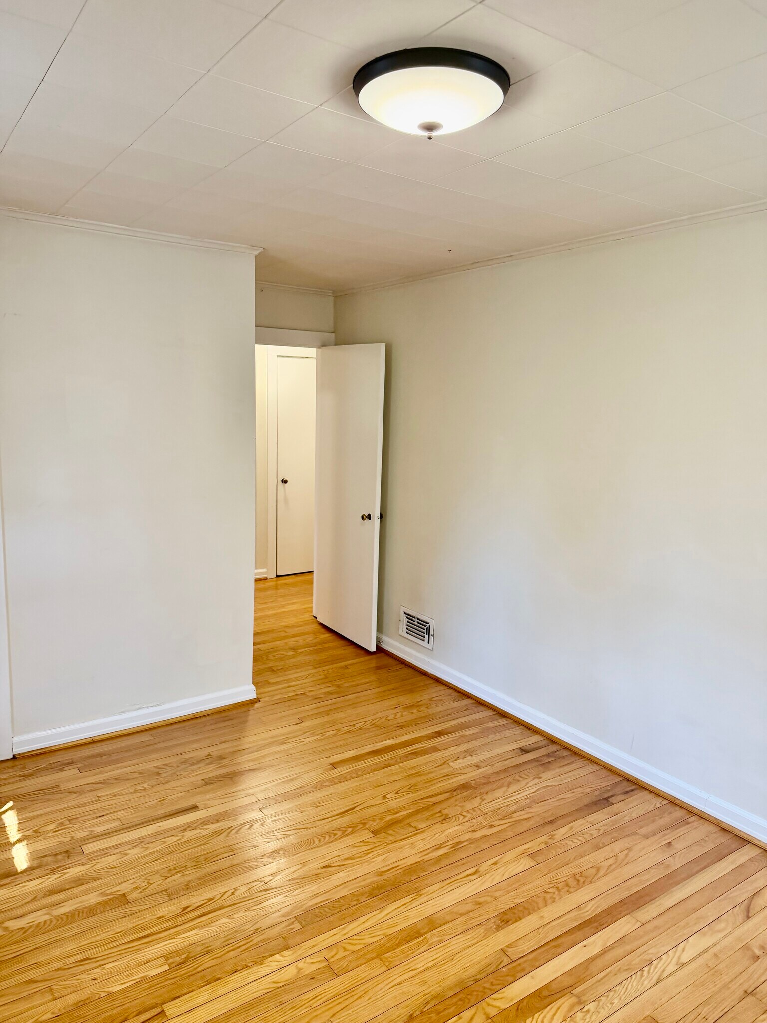 Building Photo - 4 Hillside Ave