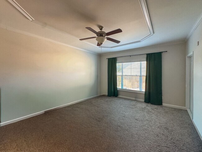Building Photo - Well-Maintained 4 Bed 2.5 Bath Home with a Pool