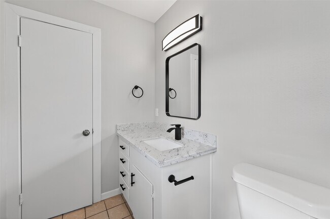 Building Photo - 729 Loggins Dr