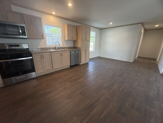 Building Photo - 4502 San Juan Dr S