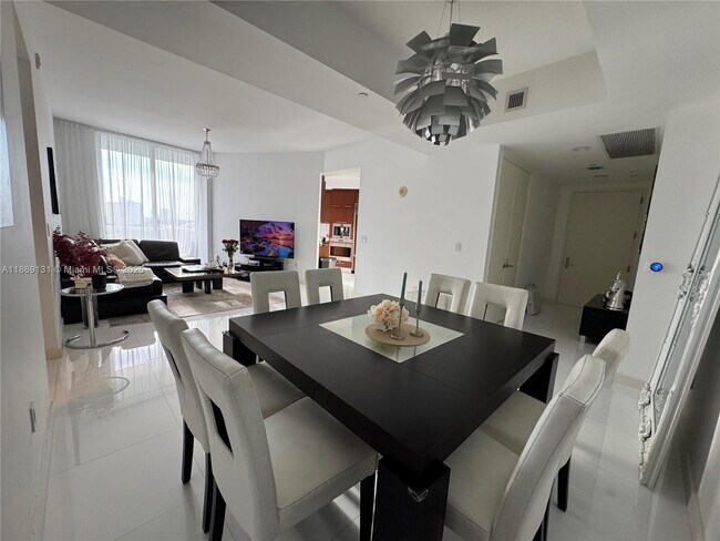Building Photo - 15811 Collins Ave
