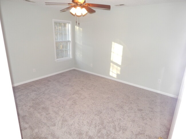 Building Photo - Adorable!!  Centrally located on quiet Cul...