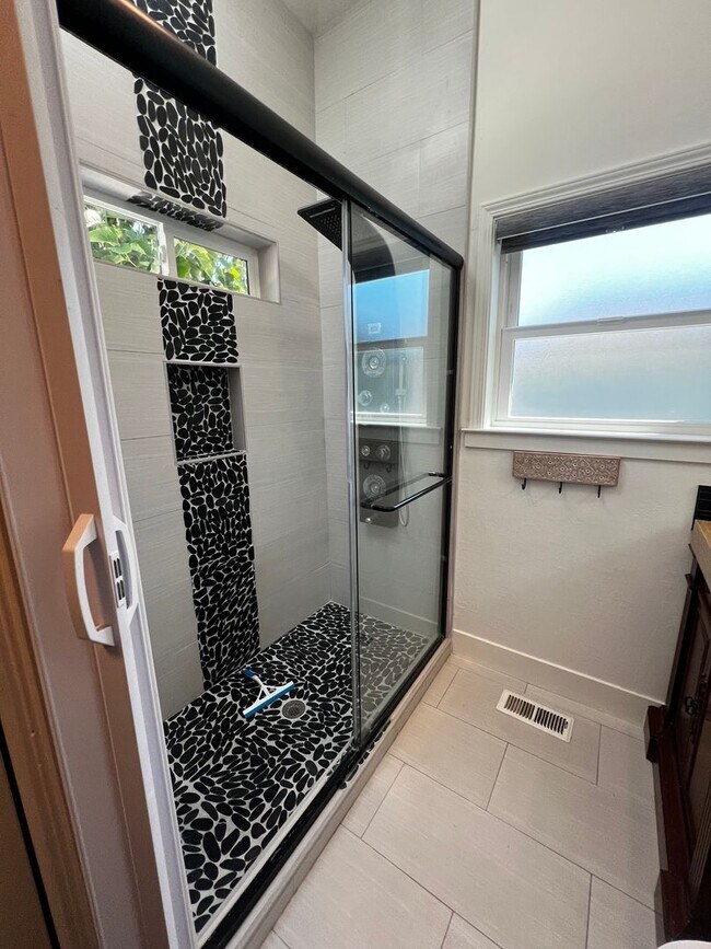 Building Photo - Remodeled Single Story 3 Bedroom/2 Bathroo...