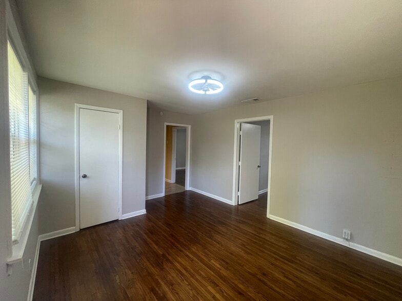 Building Photo - 2425 Chapel Avenue