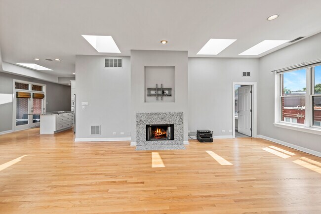 Building Photo - 845 W Altgeld St