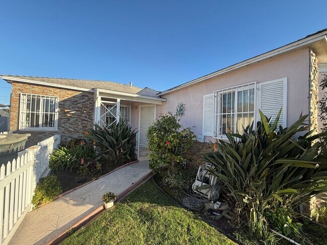 Building Photo - Charming 3BR/1.5BA Home with Cozy Fireplace