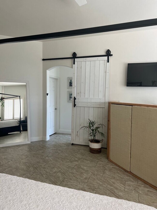 Building Photo - Gorgeous Northwest 3 Bedroom!