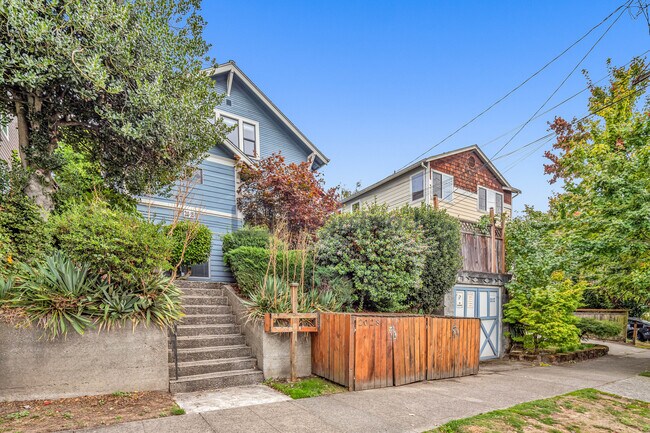 Building Photo - 2028 14th Ave W