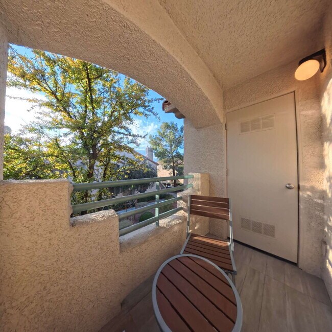 Building Photo - 1 BED 1 BATH CONDO 2nd FLOOR AT OPULENCE!