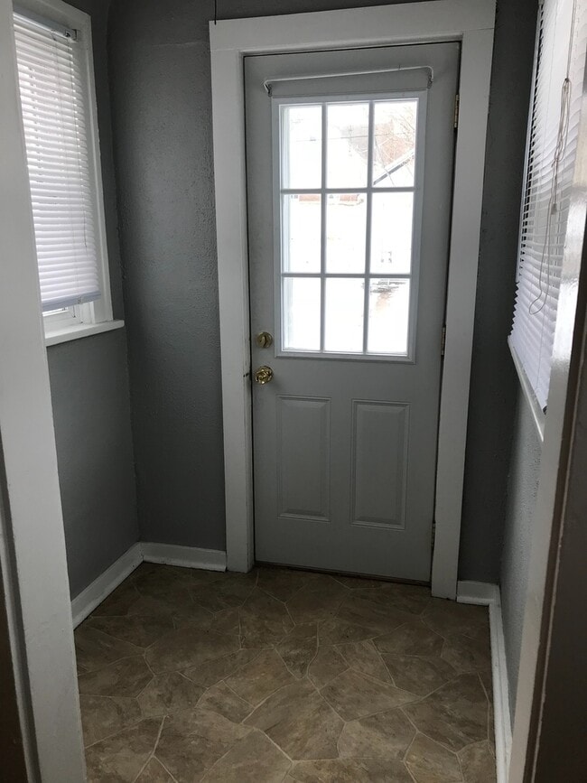 Building Photo - large 3br 2 bath home with full basement &...