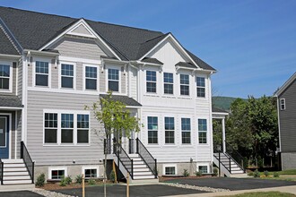 Building Photo - Lovely End-Unit Townhome in Crozet's Glenbrook Community