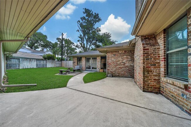 Building Photo - 1056 Martin St