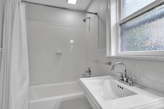 Building Photo - 105 Mariner St