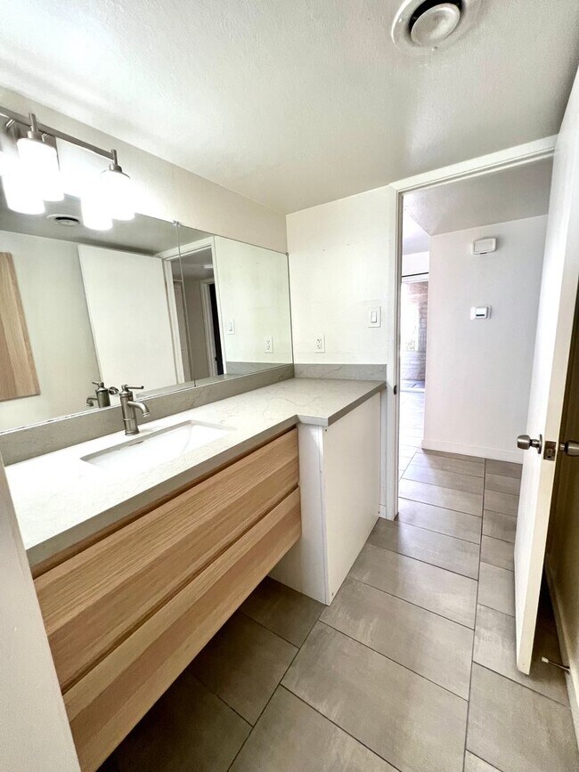 Building Photo - Arcadia-Biltmore area apartment -- MOVE IN...