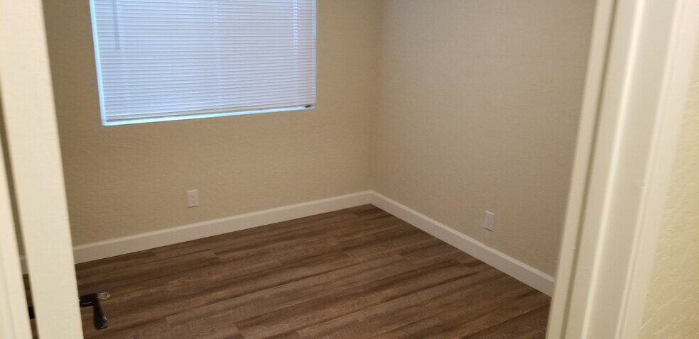 Building Photo - 1804 Club Dr