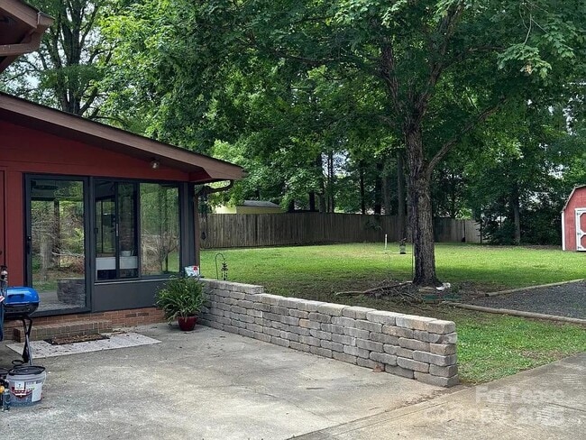Building Photo - 317 Woodside Dr