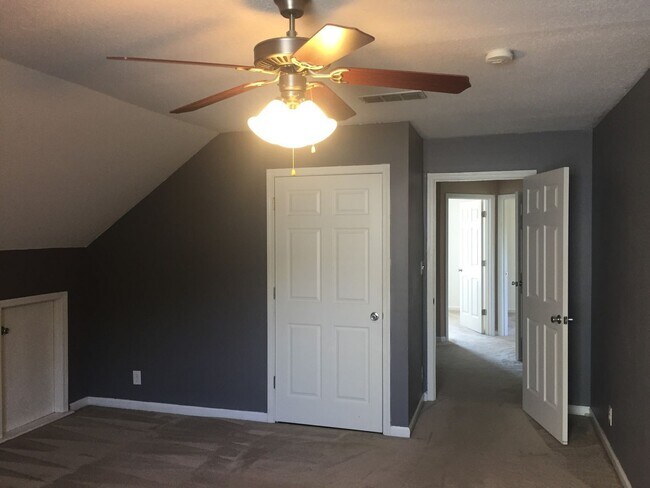 Building Photo - 4 bedroom Exit 1