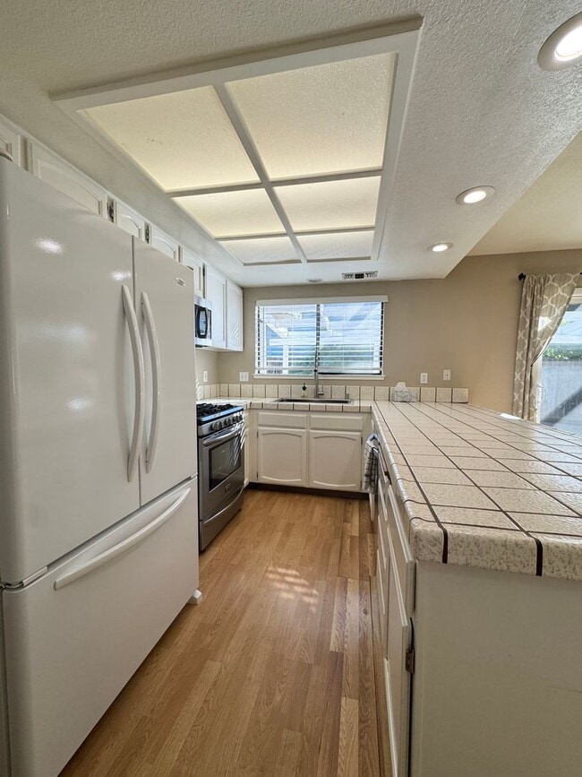 Building Photo - Holiday Move-In Special! $300 OFF 1st MONTH RENT!!