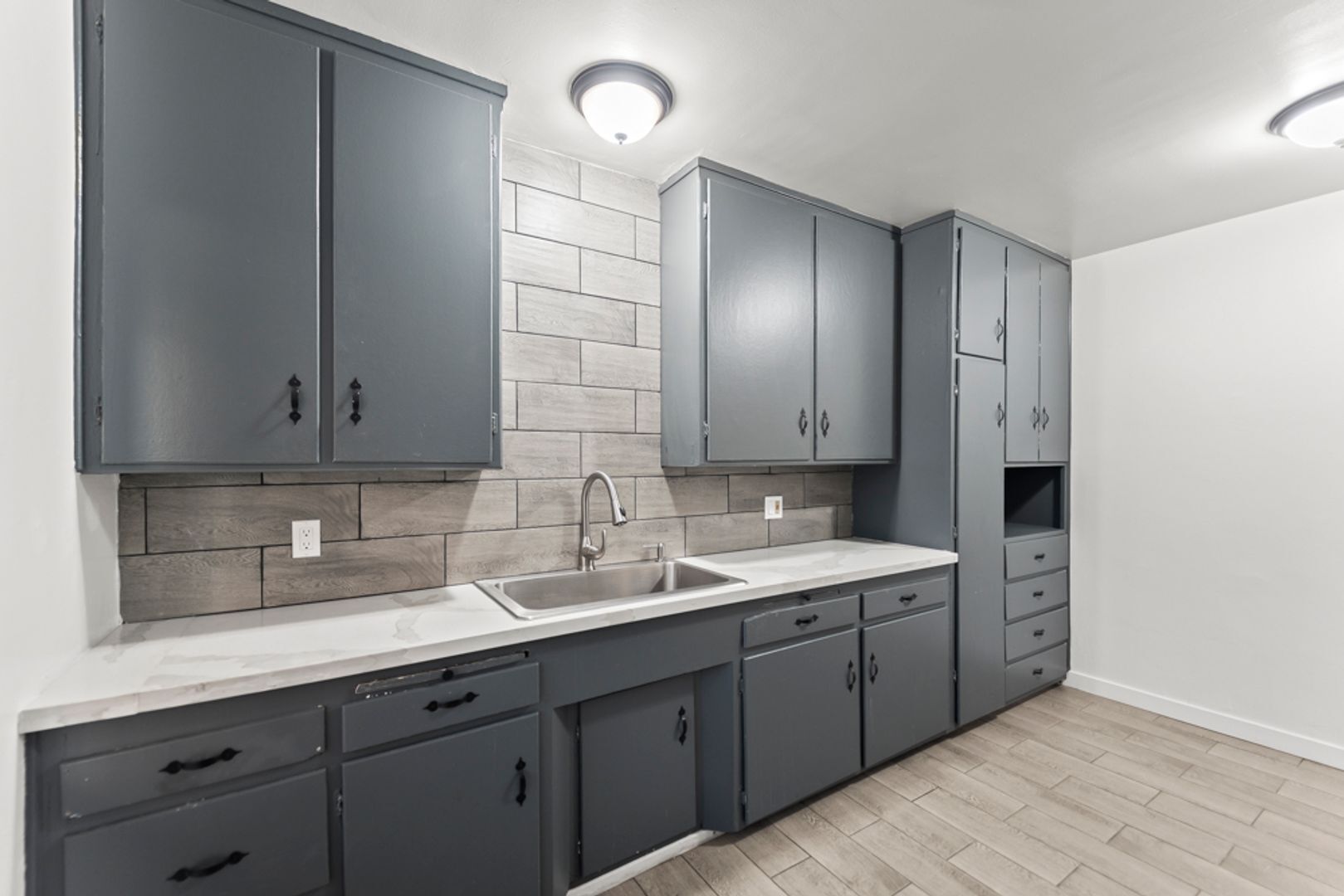 Building Photo - 10639 Fitzroy Ave