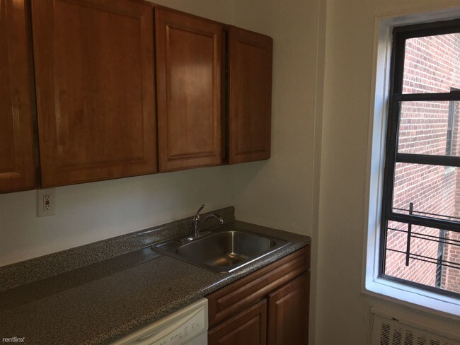 Building Photo - 2 br, 1 bath House - 14152 85th Rd 5D