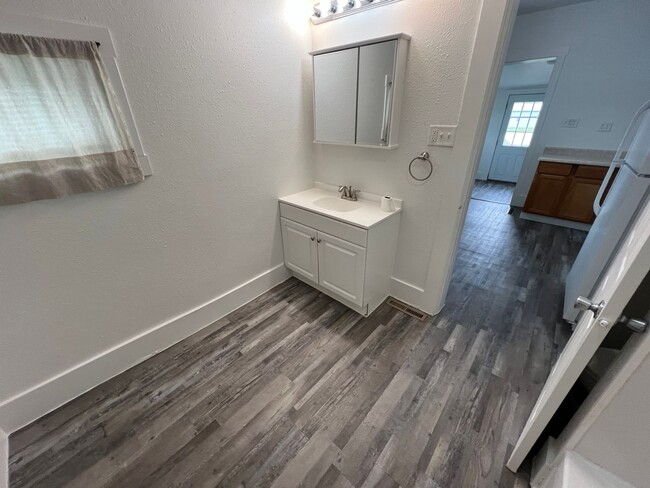 Building Photo - 2 bedroom house with fenced in back yard i...