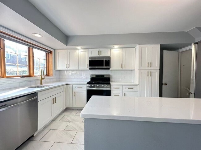 Building Photo - 3 bedroom 2 bath house in South Philly ava...